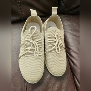 Alexis Bendel cream Knit sneakers size 9#sneakers #lifestyle